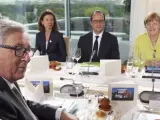 El presidente francés, François Hollande (2d), la canciller alemana Angela Merkel (dcha), y el presidente de la Comisión Europea (CE), Jean Claude Juncker (izda), conversan durante la rueda de prensa mantenida en Berlín.