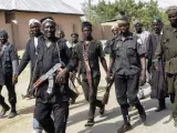 Un grupo de vigilantes patrullan en el norte de Nigeria para ayudar al ejército del país en la lucha contra Boko Haram.
