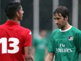 El jugador de Cosmos Raúl González (d), durante un partido amistoso entre el Cosmos y la selección nacional cubana.