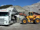 Una excavadora carga uno de los 200 camiones que cada día salen de las instalaciones que Iberpotash tienen en Súria (Barcelona).