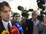 El entrenador del Milan, Filippo Inzaghi (i), responde a las preguntas de unos periodistas en Nyon (Suiza).