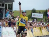 El ciclista británico Chris Froome bate a Alberto Contador en la cima del Col du Beal, primer final en alto del Dauphiné 2014.