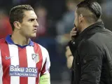 Koke, junto a Simeone, en un partido de Champions ante el Leverkusen.