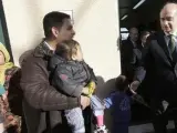 El ministro del Interior saluda a varios ciudadanos sirios residentes en el CETI de Ceuta durante una visita.