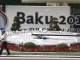 Un hombre pasa delante de un cartel con el logotipo de los Juegos Europeos de Bakú 2015, instalado en la ciudad de los atletas en Bakú (Azerbaiyán), el miércoles 10 de junio de 2015.