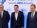 El presidente de la Comisión Europea, Jean-Claude Juncker (i),Jean-Claude Juncker (d), dan la bienvenida al primer ministro de Grecia, Alexis Tsipras (c), momentos antes del comienzo de la Cumbe de la UE-Celac (Comunidad de Estados Latinoamericanos y Caribeños), este jueves en Bruselas.
