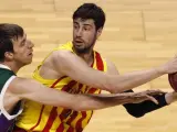 El pívot croata del Barcelona, Ante Tomic (d), defiende su posición ante el ataque del pívot del Unicaja Fran Vázquez, durante el tercer partido de semifinal de la ACB.