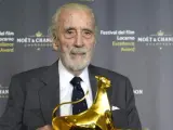 El actor Christopher Lee posa junto al Premio a la Excelencia en la 66 edición del Festival Internacional de Locarno.