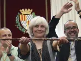Dolors Sabater, de Guanyem Badalona en Comúú (CUP y Podemos), posa con el bastón de mando tras ser investida alcaldesa de Badalona.