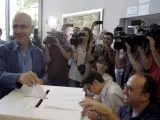 El lider de Uniò, Josep Antoni Duran Lleida, deposita su voto durante la jornada en la que los militantes democristianos estában llamados a las urnas para decidir sobre la hoja de ruta sobre el soberanismo.