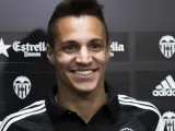 El delantero hispanobrasileño Rodrigo Moreno posa con la camiseta del Valencia Club de Fútbol tras confirmarse su fichaje.