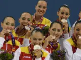 Las integrantes del equipo español de natación posan con la medalla de plata obtenida en los Juegos Europeos de Bakú el lunes 15 de junio de 2015.