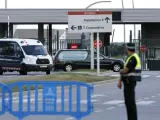 Un vehículo fúnebre con los restos mortales de una de las víctimas del accidente aéreo de Germanwings en los Alpes franceses abandona el aeropuerto barcelonés del Prat.