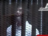 El expresidente egipcio, Muhamed Morsi, en la celda del juzgado donde se celebra el proceso contra él.