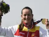 La tiradora española Fátima Gálvez posa en el podio con la medalla de oro conquistada en una de las pruebas de tiro de los Juegos Europeos de Bakú 2015.