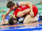 La luchadora española Maider Unda González de Audicana (azul) se enfrenta a la bielorrusa Vasilisa Marzaliuk (rojo) durante un combate de semifinales de lucha libre en la categoria de 75 kilos de los Juegos Europeos.