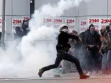 Manifestantes atacan a los mossos en Barcelona durante los disturbios ocurridos en la jornada de huelga general convocada por los sindicatos.