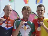 El ganador del oro contrarreloj de los Juegos Europeos, el bielorruso Vasil Kirylenka (centro), celebra su victoria junto al ganador de la plata, el holandés Stef Clement (izda), y el ganador del bronce, el español León Luis Sánchez.