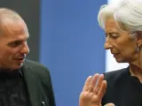 El ministro de Finanzas griego, Yanis Varufakis (i) saluda a la directora gerente del Fondo Monetario Internacional (FMI), Christine Lagarde (d) al inicio de la reunión de ministros de Economía y Finanzas del Eurogrupo.