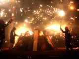 Els diables de Les Corts encenen una foguera de Sant Joan durant la revetlla del passat 2014.