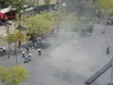 El humo de la estación de metro de Universitat ha salido a la calle.