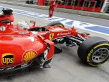El alemán de la escudería Ferrari de Fórmula 1, Sebastian Vettel, pilota su monoplaza durante la segunda jornada de entrenamientos libres del Gran Premio de Austria.