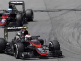 Los pilotos de McLaren, el británico Jenson Button (abajo) y el español Fernando Alonso, durante sesión de entrenamientos del Gran Premio de España de Fórmula 1.
