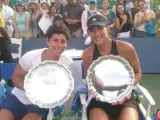 Carla Suárez (izda.) y Garbiñe Muguruza posan con sus trofeos de ganadoras del torneo de Stanford.