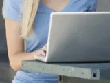 Una mujer durante una consulta en el ordenador en una imagen de archivo.