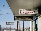 Foto de una tienda de venta y reparación de violines tomada por Wenders en Paris-Texas durante su segunda visita al pueblo, que no aparece ni una vez en la película del mismo título