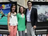 La campeona de Europa y del Mundo de Bádminton, Carolina Marín (i), junto a la directora general de deportes del CSD, Ana Muñoz (c) y el subcampeón olímpico de taekwondo, Nico Garcia Hemme, en Santander en junio de 2015.