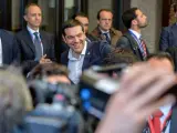 El primer ministro de Grecia, Alexis Tsipras, sale de la primera jornada de la cumbre de jefes de Estado y de Gobierno de la Unión Europea.