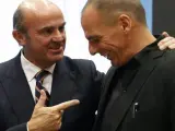 El ministro de Finanzas griego, Yanis Varufakis (d) saluda al ministro de Economía español Luis de Guindos (i) al inicio de una reunión de ministros de Economía y Finanzas del Eurogrupo que celebrada en Luxemburgo.