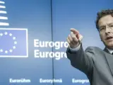 Jeroen Dijsselbloem, presidente del Eurogrupo, da explicaciones a la prensa tras rechazar la prórroga del rescate de Grecia.