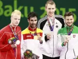 Emil Holst de Dinamarca (plata), Pablo Abián de España (oro), y Dieter Domke de Alemania y Kestutis Navickas de Lituania (bronce), en el podio de bádminton de los Juegos Europeos de Bakú.