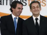 El expresidente del Gobierno español, José María Aznar (i), y el expresidente francés y líder del partido conservador Los Republicanos, Nicolás Sarkozy (d), durante la apertura del Campus FAES, en Guadarrama (Madrid). Sarkozy ha arremetido, durante su intervención, contra el "irresponsable" primer ministro griego, Alexis Tsipras, a quien ha acusado de "mentir a su pueblo" y ahora pretender que los demás paguen las consecuencias.