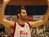 Alberto Corbacho, jugador del Obradoiro de Santiago, se despide de la afición tras un partido de la temporada 2014-15.