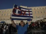 Varias personas a favor del no en el referéndum se manifiestan junto al edificio del Parlamento en la plaza Syntagma de Atenas