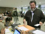 El candidato a la presidencia del Gobierno por Equo, Juan López de Uralde, vota en un colegio de Madrid en 2011.