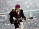 El legendario guitarrista de AC/DC, Angus Young, durante un concierto en Berlín en 2010.