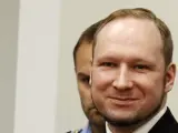 Anders Behring Breivik sonríe en la sala del tribunal que lo ha juzgado en Oslo.