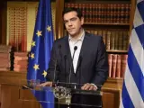 El primer ministro griego, Alexis Tsipras, se dirige a su país a través de un mensaje televisado desde su oficina en Atenas, Grecia, para pedir el 'no' en el referéndum, pero ha recalcado que esta opción no implica la salida de Grecia de la eurozona, cuya permanencia su Gobierno no cuestiona, pues sigue dispuesto a negociar con los acreedores.