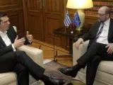 El nuevo primer ministro griego, Alexis Tsipras, conversa con el presidente del Parlamento Europeo, Martin Schulz (d), durante su reunión en Atenas.