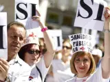 Los recortes en la sanidad pública han dado paso a protestas de los profesionales de la salud bajo el nombre de la marea blanca.