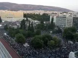 Miles de personas en la plaza Syntagma de Atenas, frente al Parlamento, en favor del 'No' en el referéndum de este 5 de julio.