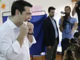 El primer ministro de Grecia, Alexis Tsipras, cierra el sobre en el que va su voto en el referéndum griego del 5 de julio.