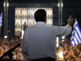 Alexis Tsipras, de espaldas, arenga a los partidarios del 'no' antes de los comicios de este domingo.