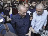 Yanis Varufakis (centro), rodeado de periodistas en Atenas (Grecia).