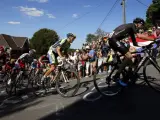 El ciclista británoco Christopher Froome (d), del Sky, y el español Alberto Contador (c), del Tinkoff Saxo, compiten en la tercera etapa de la 102ª edición del Tour de Francia.