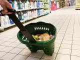Arrastrando la cesta de la compra por el supermercado.
